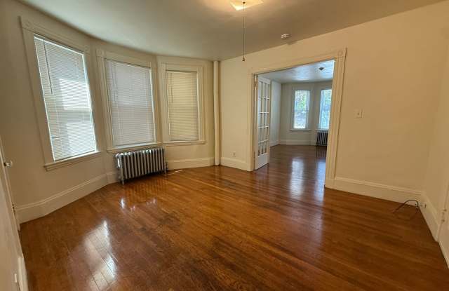 Charming, Oversized 1 Bedroom 1 Bathroom Apartment Available 10/1 Gallery 1