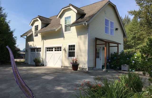 Lake Stevens 1 Bed, 1 Bath Top Floor of Carriage House Condo - 8317 South Lake Stevens Road, Bunk Foss, WA 98258