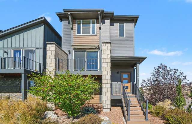 Modern Hannah Ridge Home with Three Private Bedroom Suites – Attached Garage Gallery 1