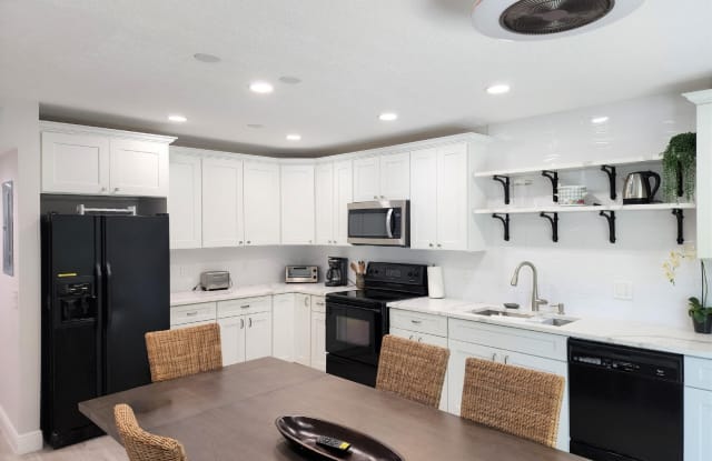 572 SE 20th Avenue - 572 Southeast 20th Avenue, Deerfield Beach, FL 33441