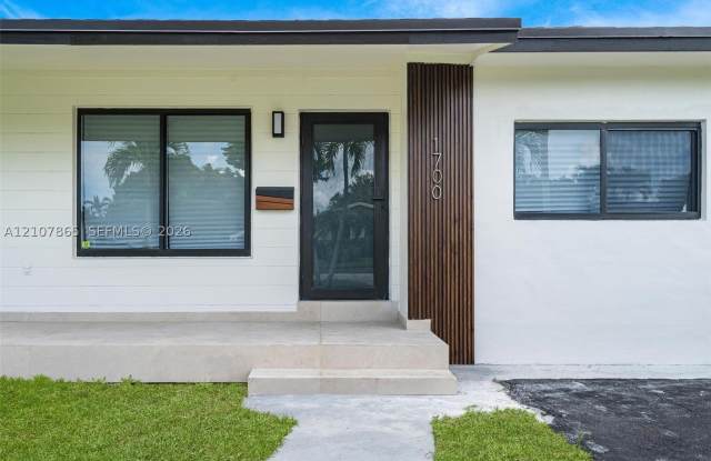 1700 SW 71st Ct Gallery 1