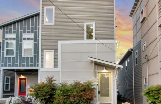 Prime Germantown/Salemtown rental w/3 stories and a roof deck! Fully fenced level backyard! photos photos