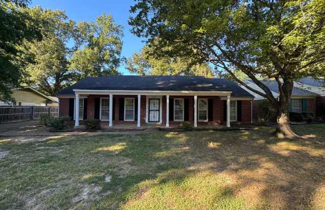 Colonial Style 3-Bedroom in South East Memphis + 2 Car Garage! Gallery 1