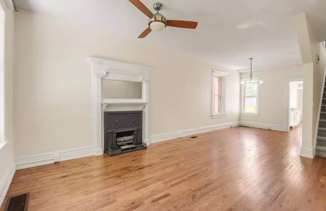 Price Lowered!  2 Bed / 2 Bath Townhome | Private Rooftop Patio + Detached Garage |  Central AC | Available NOW! Gallery 4