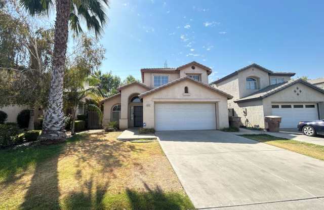 Cozy Home with Pool For Rent - 8201 Crab Apple Court, Bakersfield, CA 93311