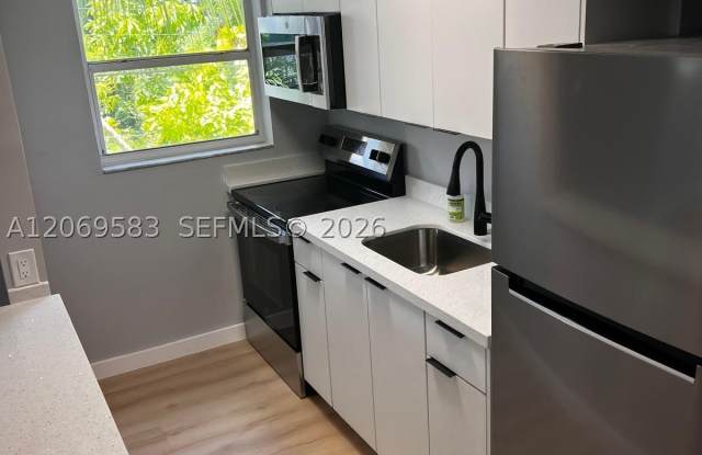 7820 NE Bayshore Ct Gallery 2