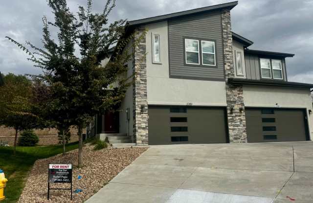 Modern Like New 3 Bedroom Townhome Gallery 1