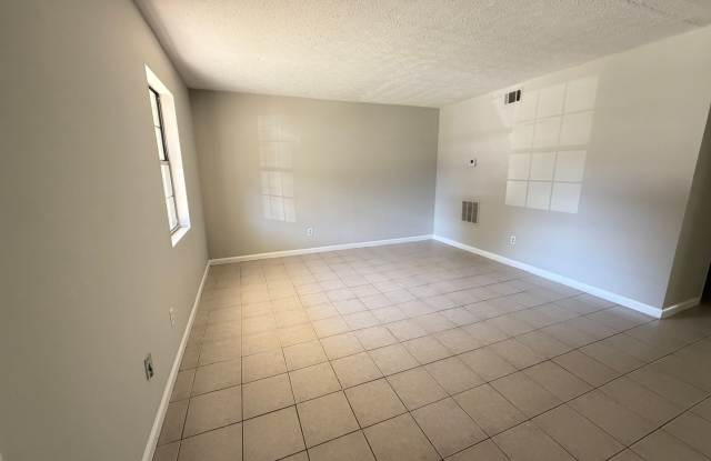 Comfortable 2-Level 2 Bed 1.5 Bath Townhome Gallery 4