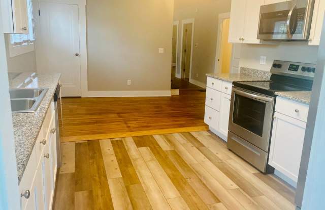 Newley Renovated 4BR - 2BA - South Campus! Gallery 4