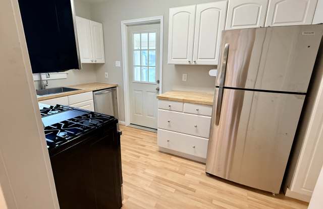 117 East Holly Gallery 3