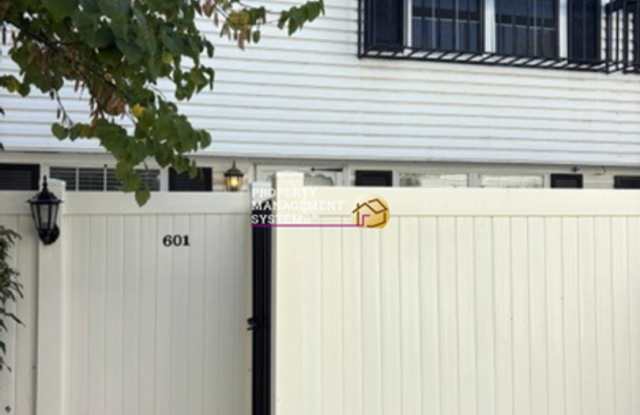 3 Bedroom Townhome in Millcreek Gallery 1