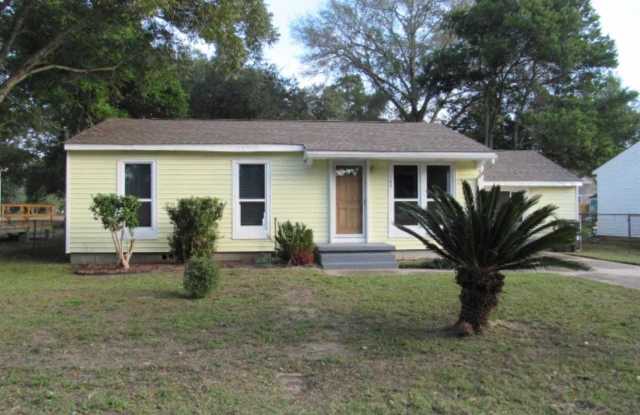 104 BRANDON AVE - 104 Brandon Avenue, Warrington, FL 32507