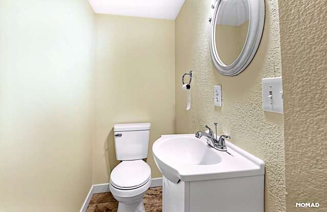 Charming 4BR House in Aurora Gallery 4