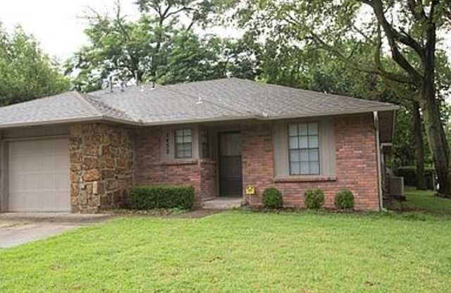 NO PETS ALLOWED: Wonderful 2 bedroom, 2 bath duplex unit has been well-maintained. Quiet midtown Tulsa neighborhood. photos photos