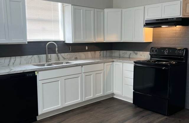 3 Bed, 2 Bath, 2 Car Garage Single Family House in Groves! Gallery 4