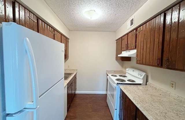 2 Bedroom Upstairs Condo Located off College & Perkins Gallery 1