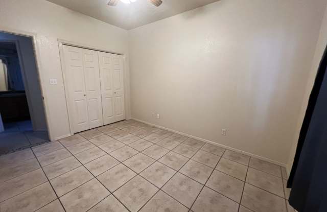 Beautiful 3 Bed 2 Bathroom home with Large Backyard Gallery 1