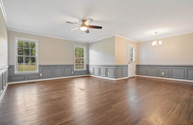 Charming 3-Bedroom Home with a HUGE Fenced Backyard in Fuquay-Varina! Gallery 4