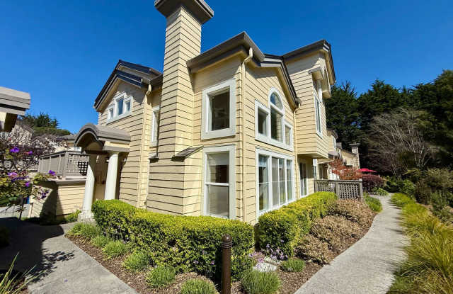 Beautifully Updated Half Moon Bay Townhome with Pool & Spa Gallery 1