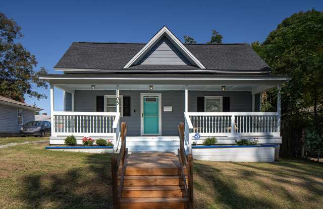 Lovely 4 Bedroom, 2 Bath home in Downtown Durham with Garage and Fenced in Yard! - 1105 Fern Street, Durham, NC 27701