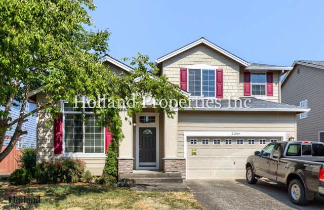 Spacious 4BR Beaverton Home with Gas Fireplace, Fenced Yard & Garage photos photos