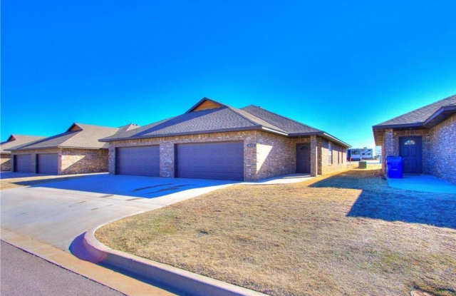 3br 2ba duplex with 2 car garage in Kingfisher! - 822 Aspen Drive, Kingfisher County, OK 73750