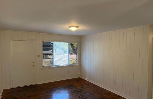 Charming 3 Bed 1 Bath Home Gallery 4