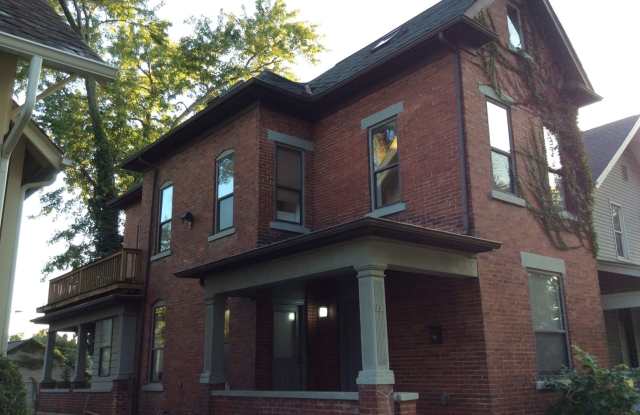 5 Bedroom brick single family home and yard Gallery 3