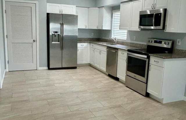 Adorable duplex walking distance to beach Gallery 4