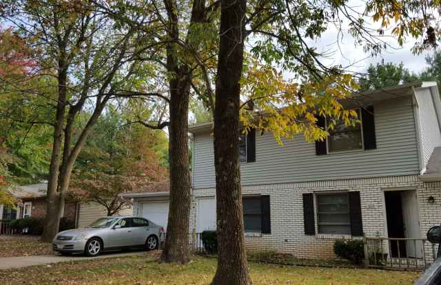 3 Beds, 1.5 Bath Townhome with Garage Gallery 1