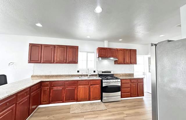 LARGE 4 BEDS 2 FULL BATHS HOUSE FOR RENT! photos photos