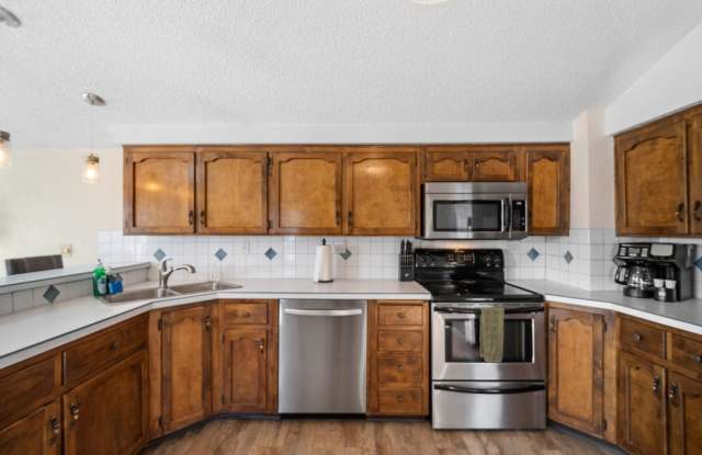 Spacious 2-Bedroom Home with Private Deck, Backyard & Garage Gallery 4