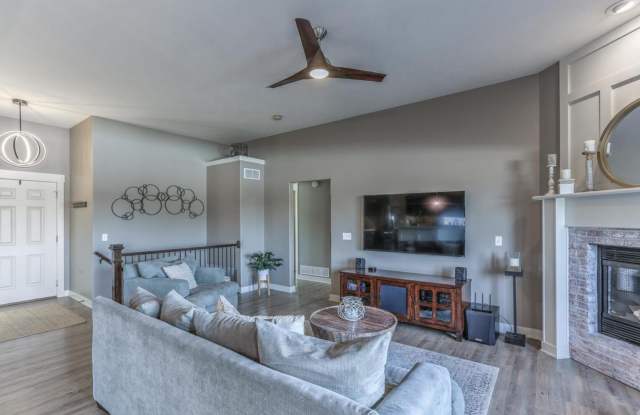 5 Bedrooms with an in ground pool! Gallery 4