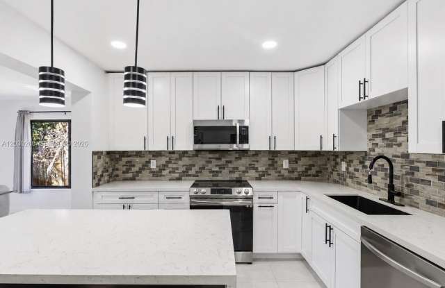 400 NW 30th Court, Wilton Manors, FL 33311 - 1706 Gallery 3