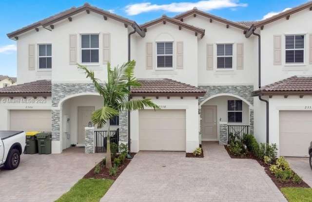 2558 SE 27th Dr photos photos