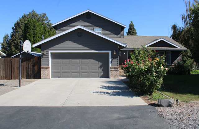 Spacious Kennewick Home | 3 Bedrooms, 2 Baths, Fenced Yard photos photos
