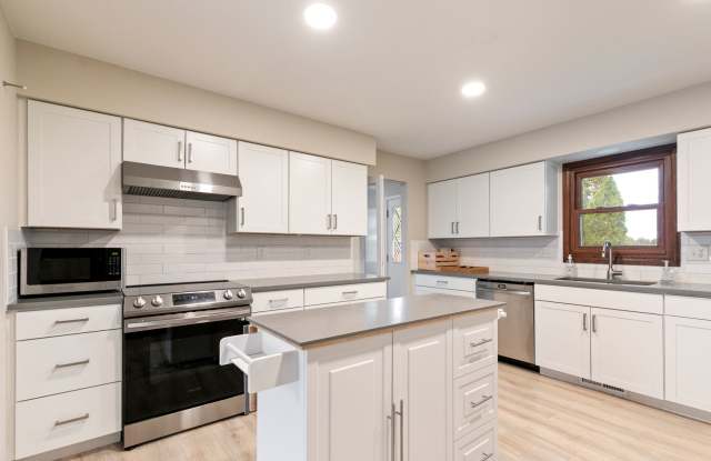 Single-Level 4BR Home | Hot Tub & Open Space Gallery 4