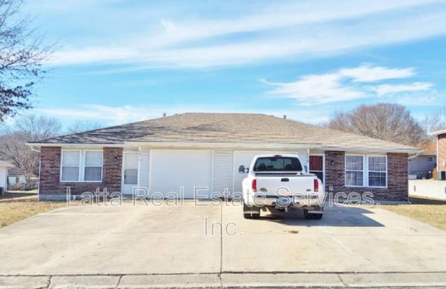 805 Johnson Circle - 805 Johnson Circle, Pleasant Hill, MO 64080