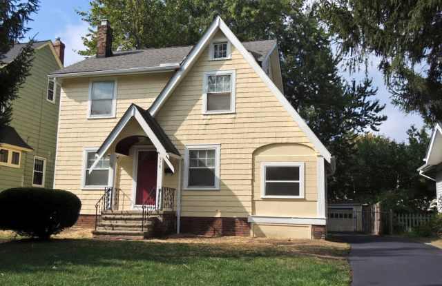 Move-In Ready! 3 Bed - 1 Bath Colonial for Rent in Cleveland Heights! photos photos