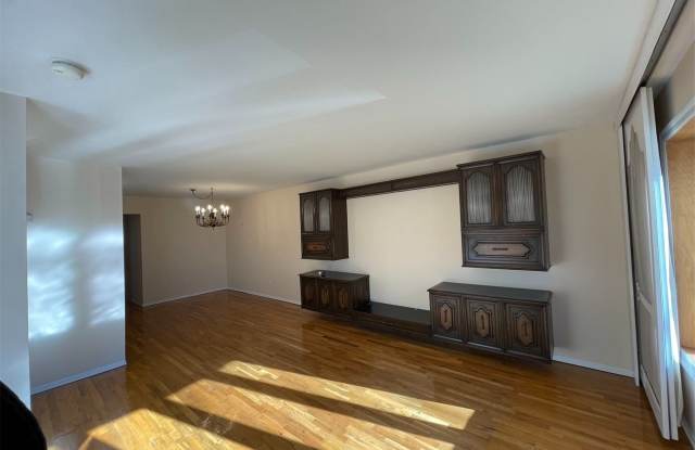 15-47 208th Street Gallery 3