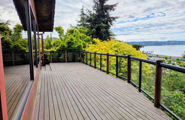 Spacious 3 Bed 3 Bath Mukilteo Home w/ Boat House & Gorgeous Waterfront Views! Gallery 4