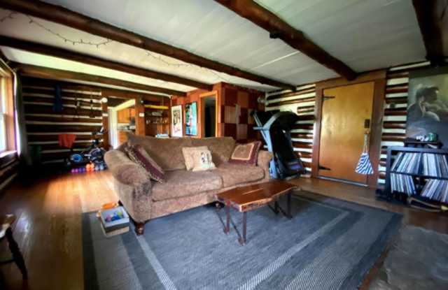 "The CABIN," 3 bed, 1 bath home with huge yard! Gallery 4