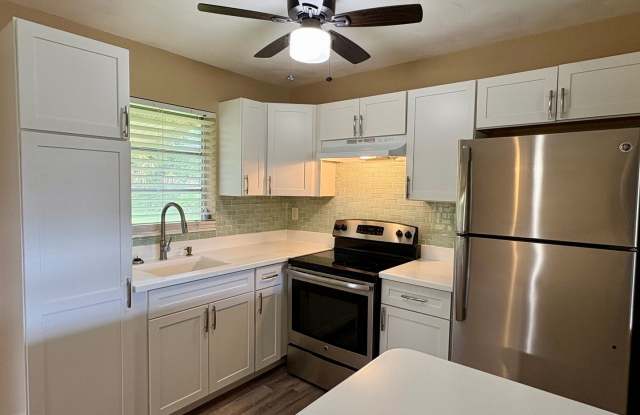 2/1/1 in Stuart--Beautiful kitchen & fenced yard! Gallery 3