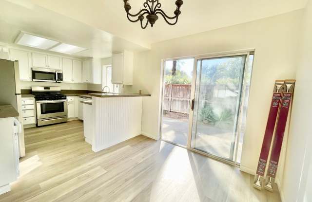 Single level 2 bedroom, 2 bath with 2 car garage Gallery 4