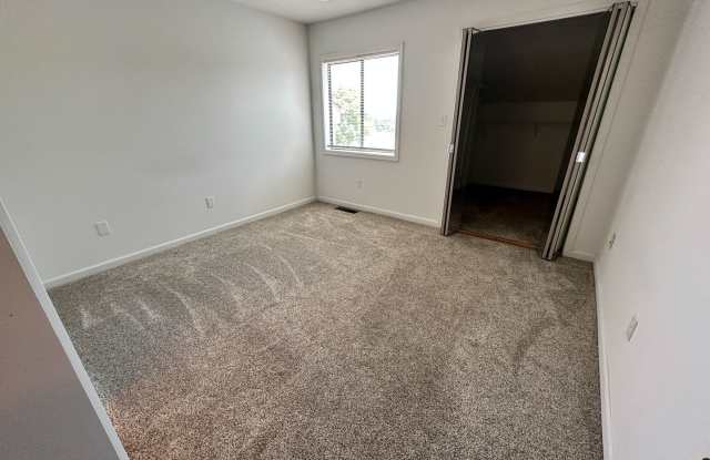 2 bedroom / 2.5 bathroom *UNFURNISHED* condo in the heart of Fairfield Glade, just steps from Lake Catherine. Gallery 4