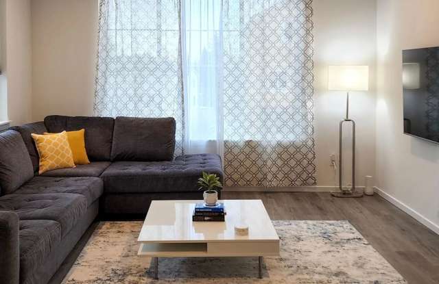 Like New Town Home in Upscale Silverdale Gallery 4