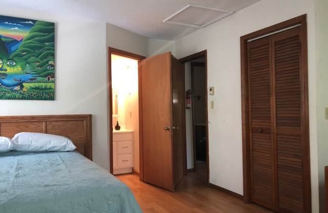**SCHOOL YEAR RENTAL-TWO STUDENT MAX** AVAILABLE MID-AUGUST TO MID-MAY photos photos