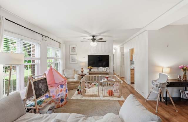 Bright Alexandria Condo with Private Patio & Community Pool! Gallery 3
