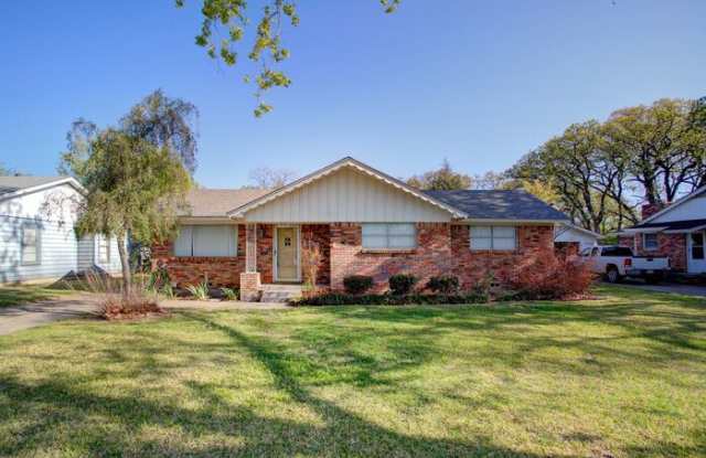 4826 Black Oak Lane - 4826 Black Oak Lane, River Oaks, TX 76114
