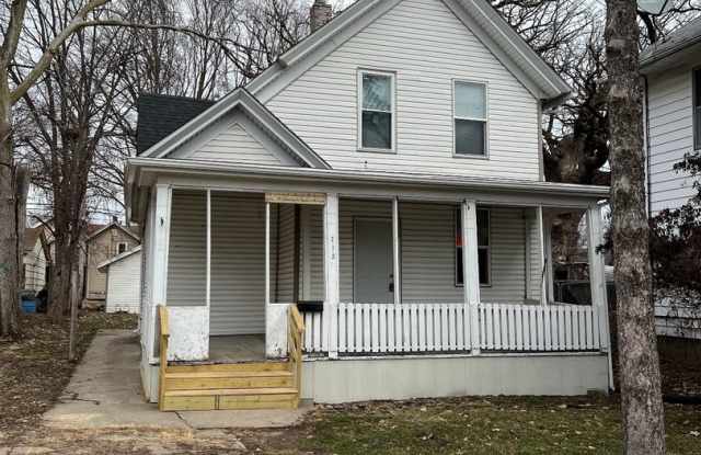 Spacious 2 Bedroom, 2 Bathroom Home for Rent – 712 E. 15th St., Davenport, IA 52803 Gallery 1